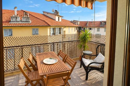 Sunny terrace with great view- Port, Beach & Garibaldi- 3 rooms apt