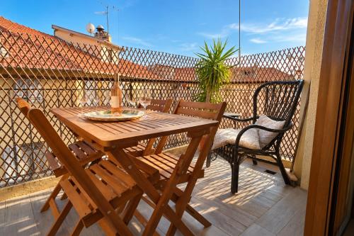 Sunny terrace with great view- Port, Beach & Garibaldi- 3 rooms apt