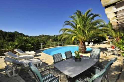 Eden Roc Villa near Cannes, Swimmingpool Sauna & Quietの敷地内または近くにあるプール