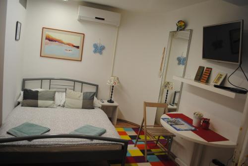 Habitación pequeña con cama y escritorio. en optimist split, en Split