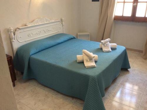 ein Schlafzimmer mit einem Bett mit zwei Handtüchern darauf in der Unterkunft Lisca Bianca Tropea in Tropea