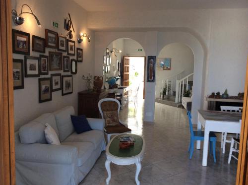 ein Wohnzimmer mit Couch und Tisch in der Unterkunft Lisca Bianca Tropea in Tropea