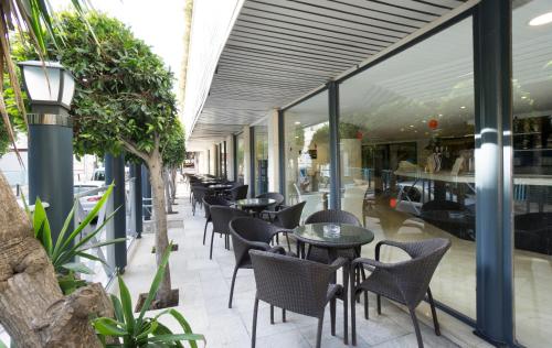 a patio with tables and chairs in a restaurant at Sandos Griego in Torremolinos