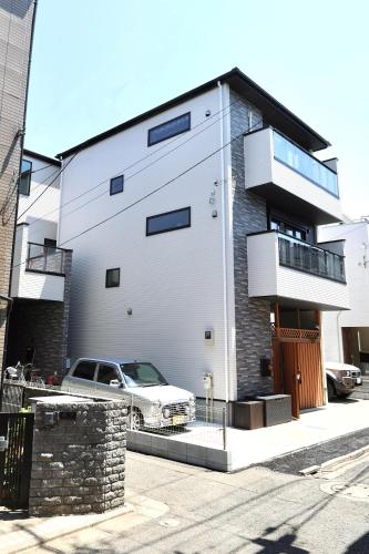 Heart of Ikebukuro 3-Minute Walk from Kita-Ikebukuro Station Zen-Style Courtyard Designed by a Professional 3 Bedrooms LivingDining Room Sleeps 8 Two Bathrooms