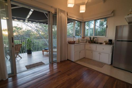 Una cocina o zona de cocina en Moana Surf Resort