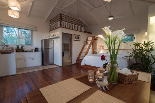 Una cocina o zona de cocina en Moana Surf Resort