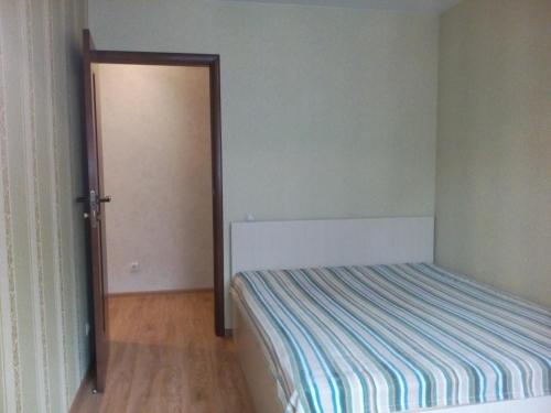 カルーガにあるApartments on Plekhanova 53のベッドルーム1室(ベッド1台付)、