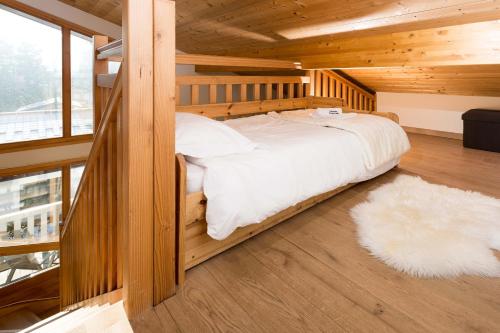 une chambre avec un lit dans une pièce en bois dans l'établissement Sauberands 18 apartment - Chamonix All Year, à Chamonix-Mont-Blanc