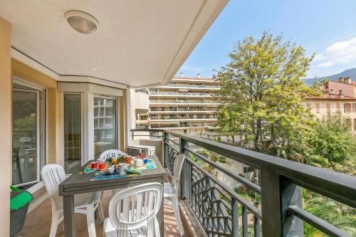 Daturas Bright Apt with Balcony - Happy Rentals