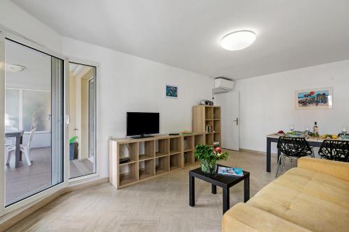 Daturas Bright Apt with Balcony - Happy Rentals