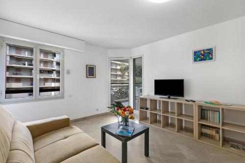 Daturas Bright Apt with Balcony - Happy Rentals