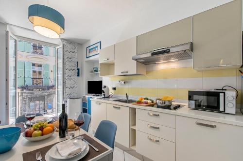 Super Central Apartment with Balcony - Happy Rentals