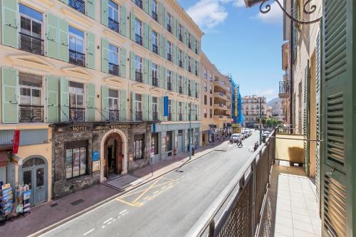 Super Central Apartment with Balcony - Happy Rentals