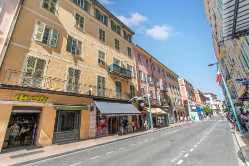 Super Central Apartment with Balcony - Happy Rentals