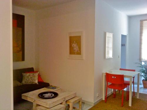 a living room with a table and a dining room at Appartement coeur de ville in Ajaccio