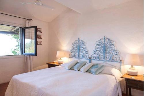 Un pat sau paturi într-o cameră la Bilocale Cala Ruja- Costa Smeralda