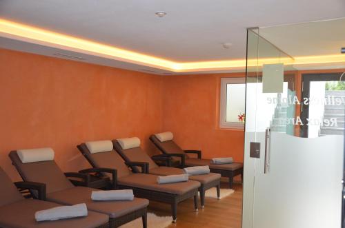 a waiting room with chairs and a window at Garni Franca b&b in Selva di Val Gardena