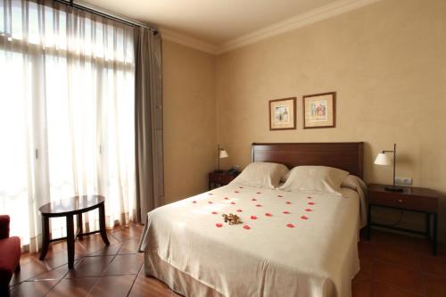 Un ou plusieurs lits dans un hébergement de l'établissement Bremon Boutique Hotel by Duquessa Hotel Collection