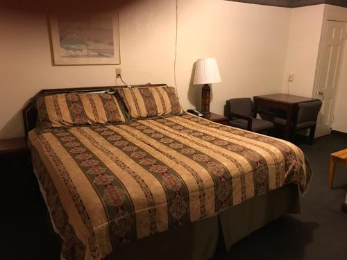 Postel nebo postele na pokoji v ubytování Budget Inn of Brownfield