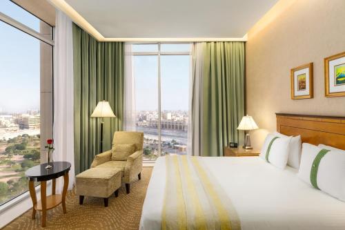 Postel nebo postele na pokoji v ubytování Eastyard Khobar Hotel - Formerly Ramada by Wyndham Khobar
