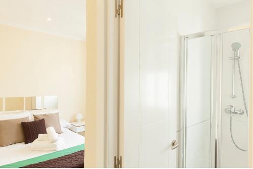 a bathroom with a shower and a bed at For You Rentals parque del retiro apartment TEMPORAL LDR28 in Madrid
