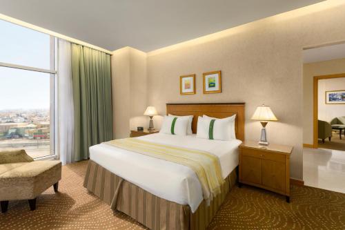 Postel nebo postele na pokoji v ubytování Eastyard Khobar Hotel - Formerly Ramada by Wyndham Khobar
