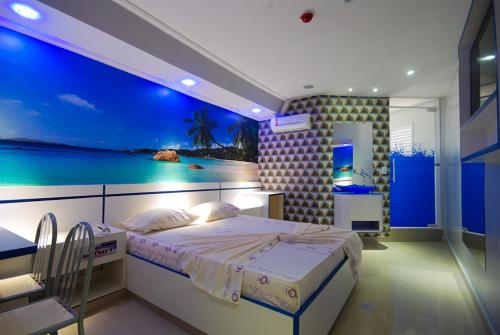 um quarto com uma cama e vista para o oceano em Motel Fest (Adults Only) em Santo André