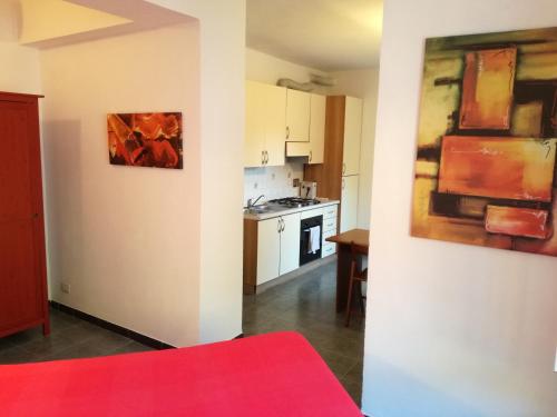un soggiorno con cucina e divano rosso di Appartamento Via Signorini a Riomaggiore