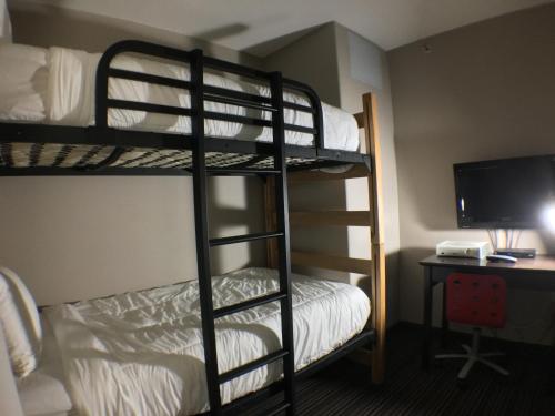 Postel nebo postele na pokoji v ubytování Super 8 by Wyndham Kapuskasing