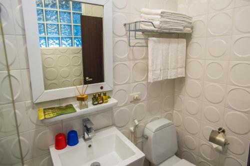 ein Badezimmer mit Waschbecken, Toilette und Spiegel in der Unterkunft I Stay B&B in Hualien