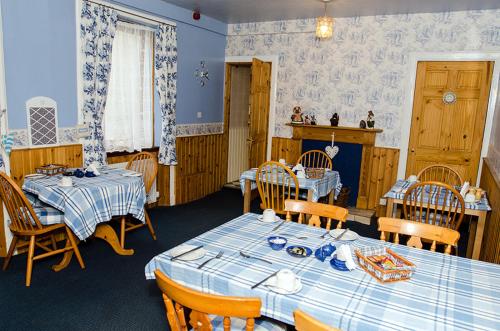 Scotia في بيرث: غرفة طعام مع طاولتين وكراسي