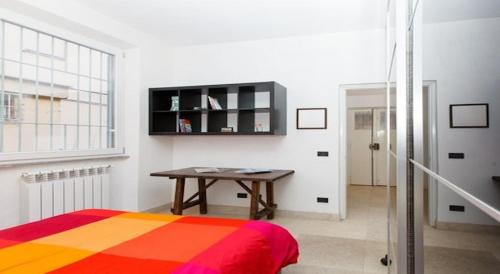 - une chambre avec un lit, un bureau et une fenêtre dans l'établissement Parioli House near Borghese-LUISS University, à Rome