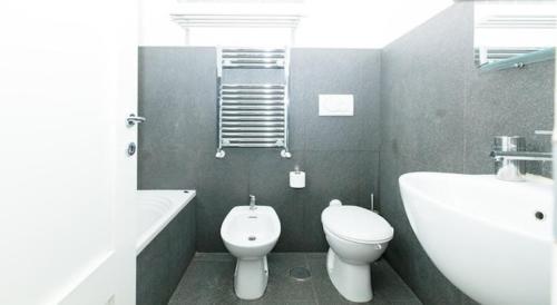 La salle de bains est pourvue de toilettes, d'une baignoire et d'un lavabo. dans l'établissement Parioli House near Borghese-LUISS University, à Rome