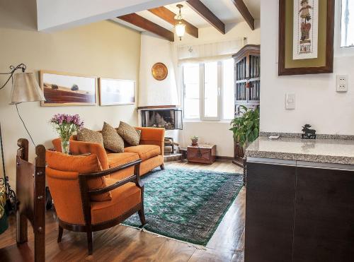 a living room with a couch and a fireplace at Departamento Loft en Olivar de San Isidro in Lima