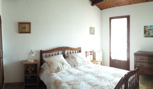 1 dormitorio con 1 cama con sábanas y almohadas blancas en Villa Style Provencal, en Gignac-la-Nerthe