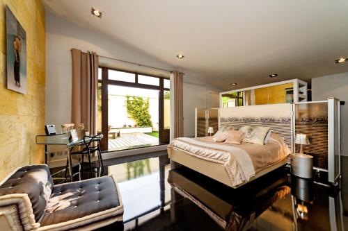 une chambre avec un lit, un bureau et une fenêtre dans l'établissement Chateau La Mothe du Barry, à Moulon-sur-Dordogne