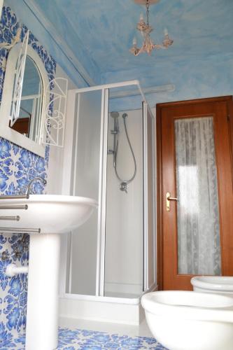 a bathroom with a shower and a sink and a toilet at Relais De La Place in Desenzano del Garda