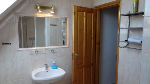 a bathroom with a sink and a mirror at Klassz Apartmanház in Balatonfüred
