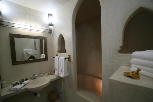a bathroom with a sink and a mirror at Riad Alili in Marrakech