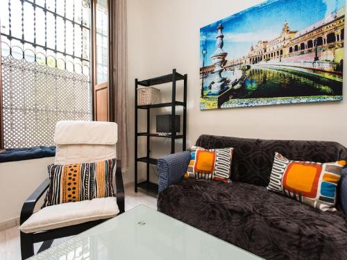 sala de estar con sofá y 2 sillas en Divi Apartments Valvanera, en Sevilla