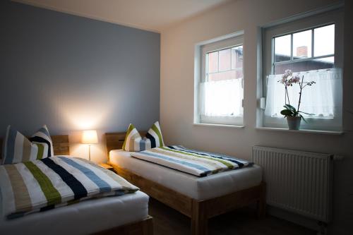 מיטה או מיטות בחדר ב-H24ZINGST - Das Ferienhaus