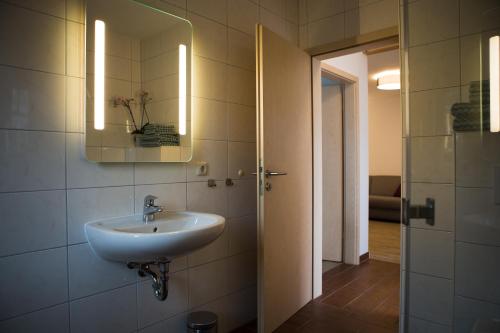 Ένα μπάνιο στο H24ZINGST - Das Ferienhaus