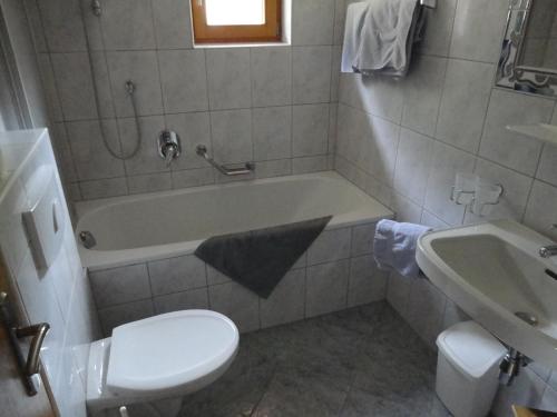 La salle de bains est pourvue d'une baignoire, de toilettes et d'un lavabo. dans l'établissement Gasthof Alpenrose, à Imsterberg