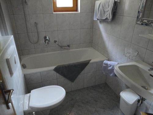 Koupelna v ubytování Gasthof Alpenrose