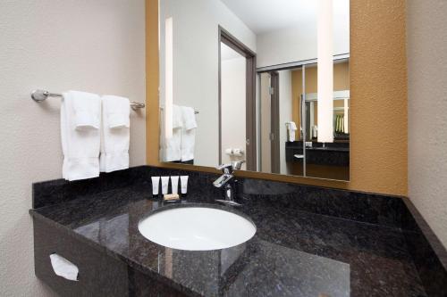A bathroom at Red Lion Ridgewater Inn & Suites Polson