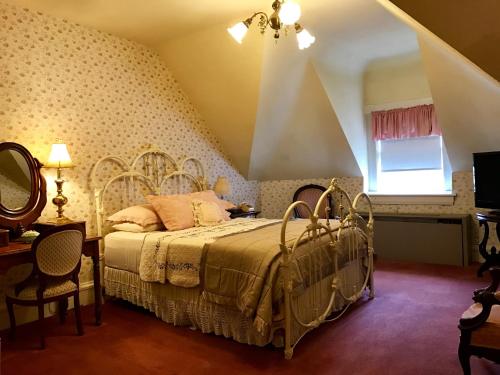 เตียงในห้องที่ The Redstone Inn and Suites