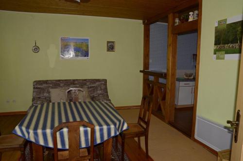 une cuisine avec une table et des chaises dans une pièce dans l'établissement Claude, à Bindernheim