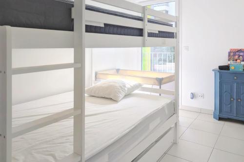 Spacious 2-Bedroom Apartment with Panoramic Lagoon View, Terrace & Beach Nearby