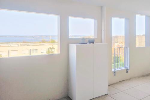 Spacious 2-Bedroom Apartment with Panoramic Lagoon View, Terrace & Beach Nearby