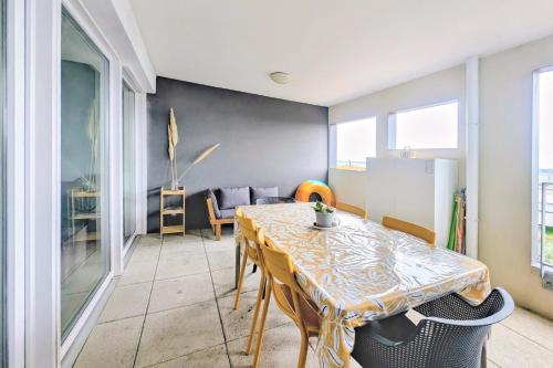 Spacious 2-Bedroom Apartment with Panoramic Lagoon View, Terrace & Beach Nearby